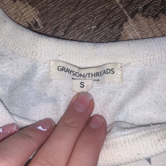 white crewneck with grey stars - Picture 3 of 4